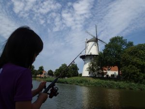 Ellen fisker i voldgraven omkring Middelburg, Holland